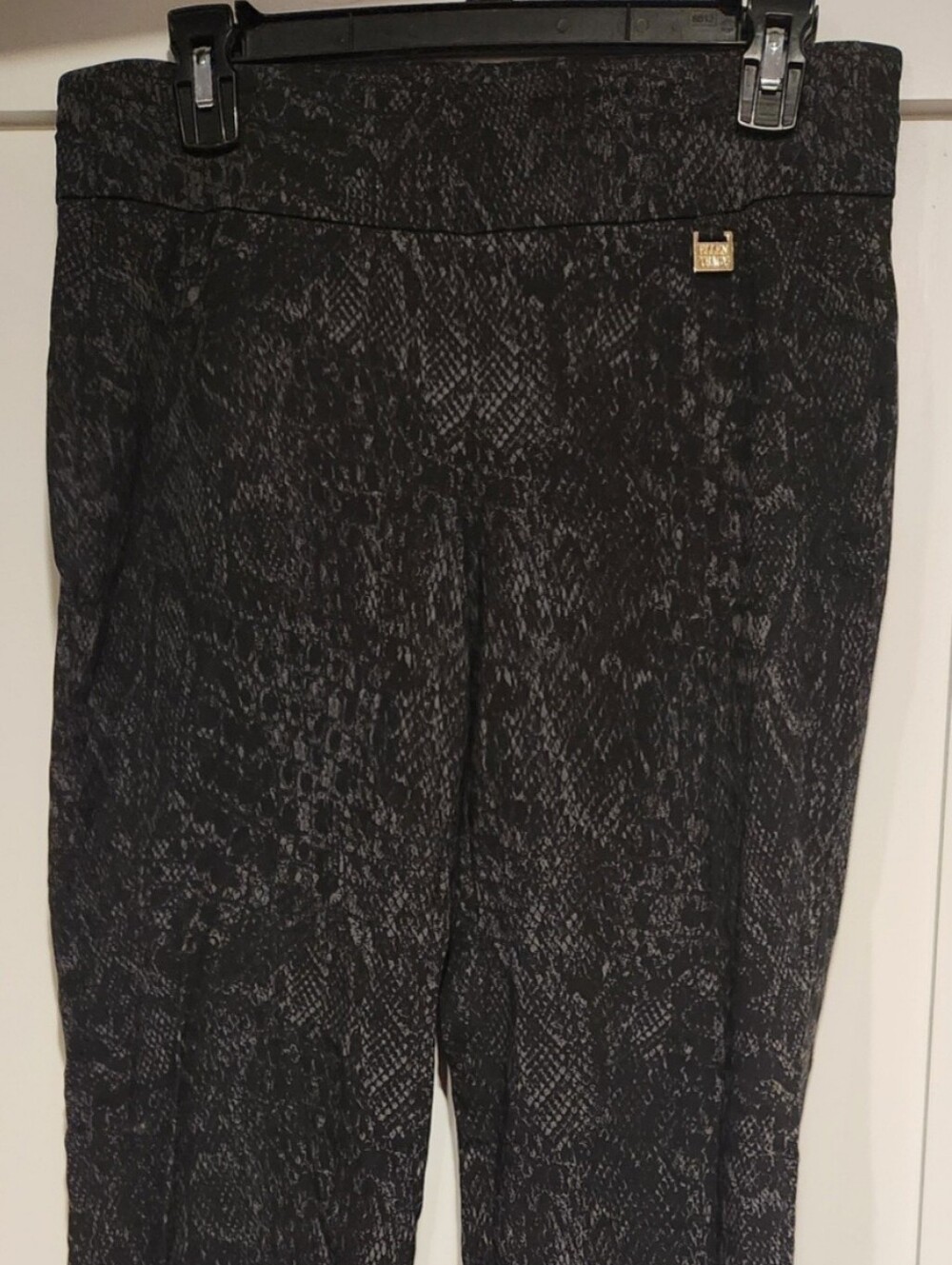 Ellen Tracy Snakeskin Print Pull-On Trousers Black Grey Size 6. Never Worn